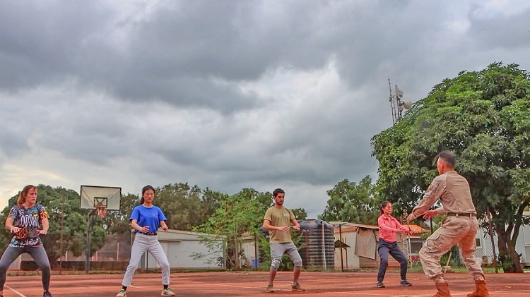 認(rèn)真學(xué)習(xí)動作。孫亞斌 攝