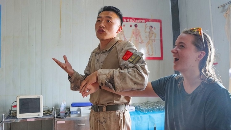 體驗中醫(yī)針灸。羅詩穎攝