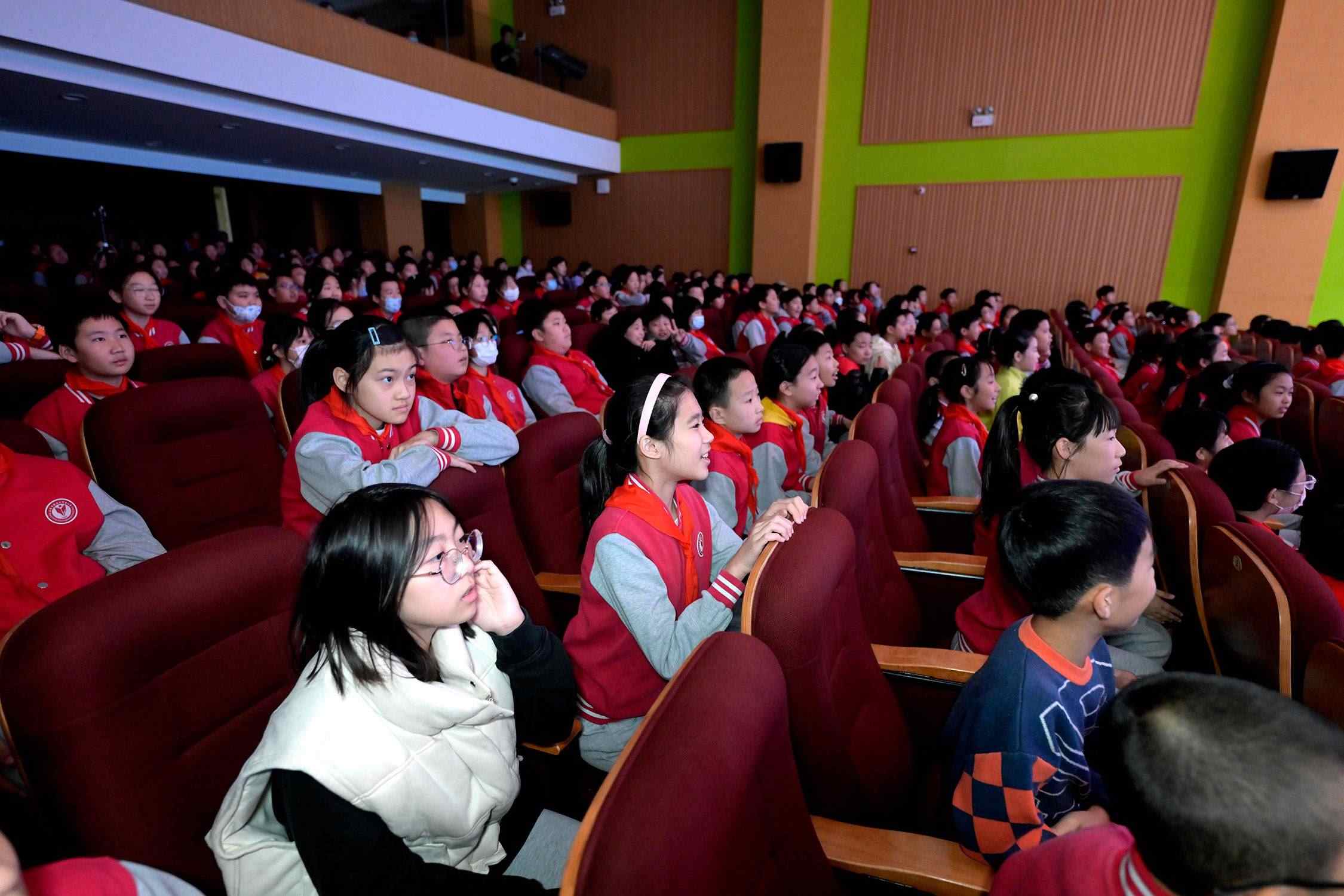 花校區(qū)學(xué)生現(xiàn)場歡呼照片。主辦方供圖