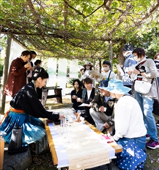 游客們?cè)谡憬w驗(yàn)區(qū)品茶。