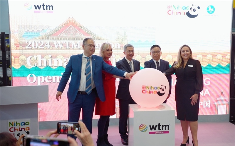 中外嘉賓為中國(guó)館開(kāi)幕點(diǎn)亮水晶球。吳若鳴攝