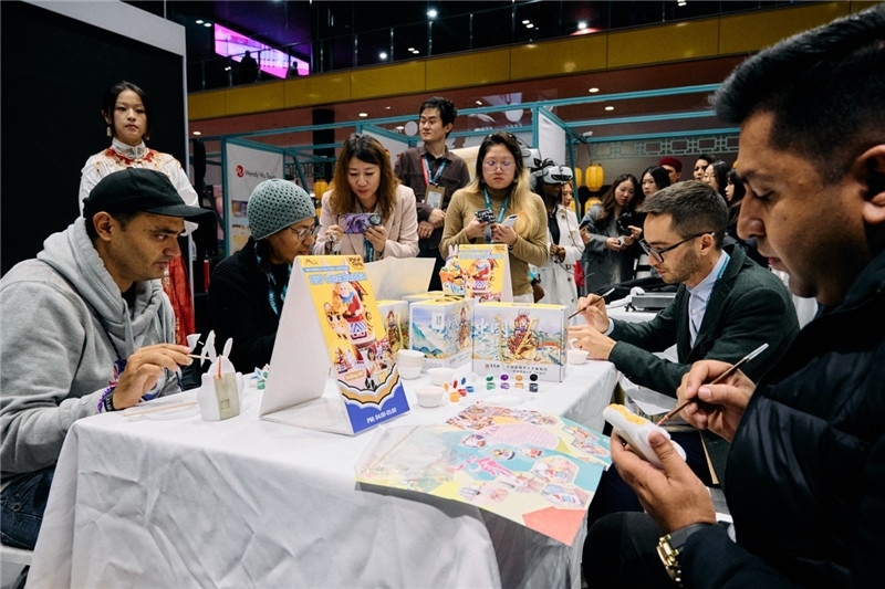 觀眾參加“兔兒爺”手工坊。楊浩鵬攝