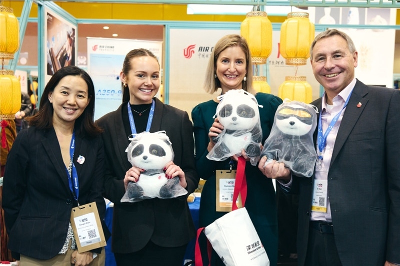 “中國(guó)館”展區(qū)現(xiàn)場(chǎng)洽談。 楊浩鵬攝