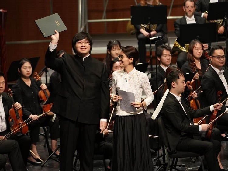 小澤征良向俞潞贈(zèng)送小澤征爾使用過(guò)的《第五交響曲》樂(lè)譜。演出方供圖