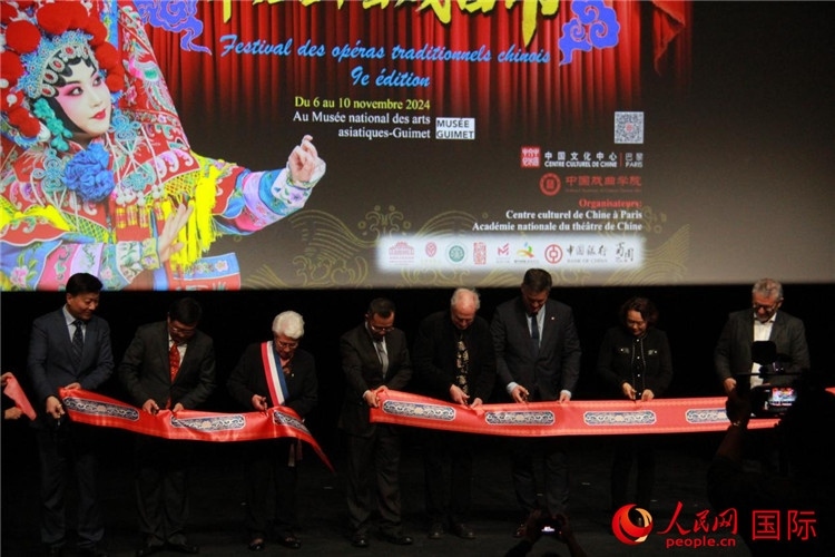 戲劇節(jié)開(kāi)幕剪彩。人民網(wǎng)記者 尚凱元攝