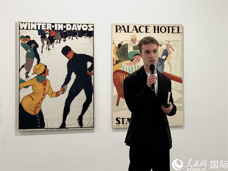 11月8日，“瑞士經(jīng)典設(shè)計展”策展人言照壁向與會嘉賓導(dǎo)覽。（人民網(wǎng) 謝瑩攝）