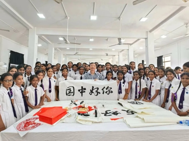 斯里蘭卡學生在系列活動中學習中國書法。圖片由主辦方提供