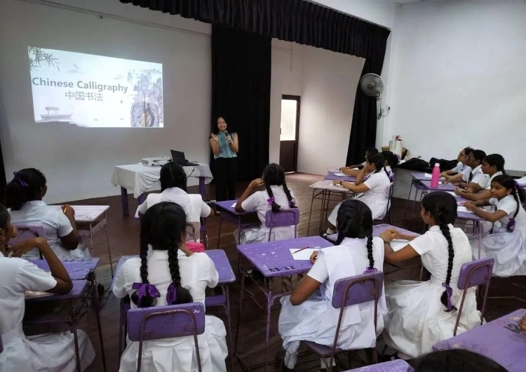 斯里蘭卡學生在系列活動中學習中國書法。圖片由主辦方提供