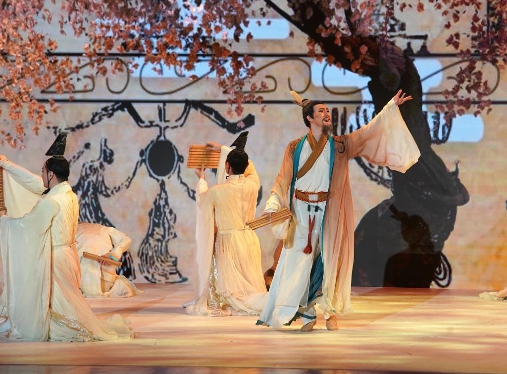 11月6日，演職人員在表演民族舞劇《孔子》片段。新華社記者 張晨霖 攝