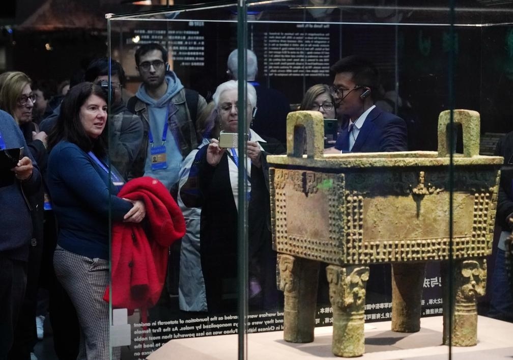 11月6日，中外嘉賓來到中國考古博物館參觀“考古與中華文明溯源展”。該展是本屆世界古典學(xué)大會(huì)推出的配套活動(dòng)之一。新華社記者 張晨霖 攝