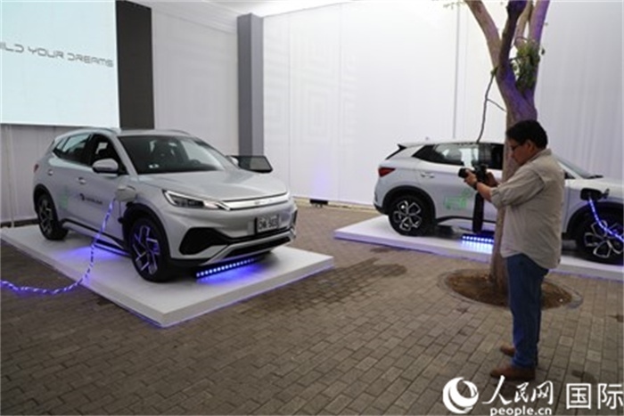 圖為秘魯媒體記者正在拍攝現(xiàn)場展出的比亞迪電動汽車。 人民網記者姜波攝
