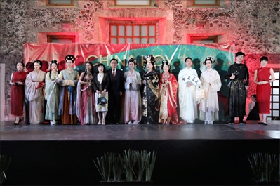 墨西哥華人婦女聯(lián)合總會木蘭藝術團的中國古代服裝表演。主辦方供圖