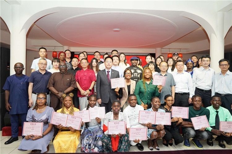 參賽選手與嘉賓合影留念。尼日利亞中國(guó)文化中心供圖