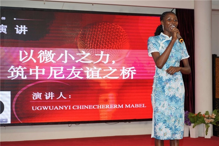 選手張佳寧演講中。尼日利亞中國(guó)文化中心供圖