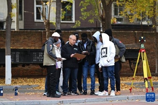 在天津鐵道職業(yè)技術(shù)學(xué)院，老師指導(dǎo)幾內(nèi)亞學(xué)員使用測(cè)距儀器（11月11日攝）。新華社記者 李然 攝