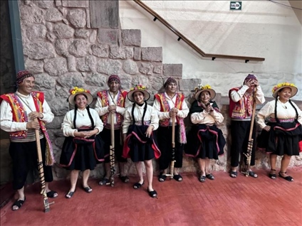 身著傳統(tǒng)服飾的秘魯藝人。本報記者 張朋輝 攝