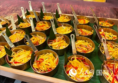 馬來(lái)西亞美食節(jié)現(xiàn)場(chǎng)準(zhǔn)備的美食。人民網(wǎng) 王婧攝