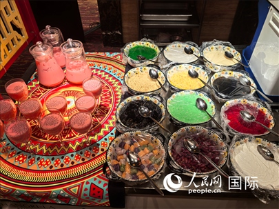 馬來(lái)西亞美食節(jié)現(xiàn)場(chǎng)準(zhǔn)備的美食。人民網(wǎng) 楊春燕攝