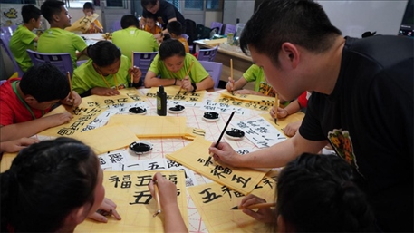 書法教學(xué)。主辦方供圖