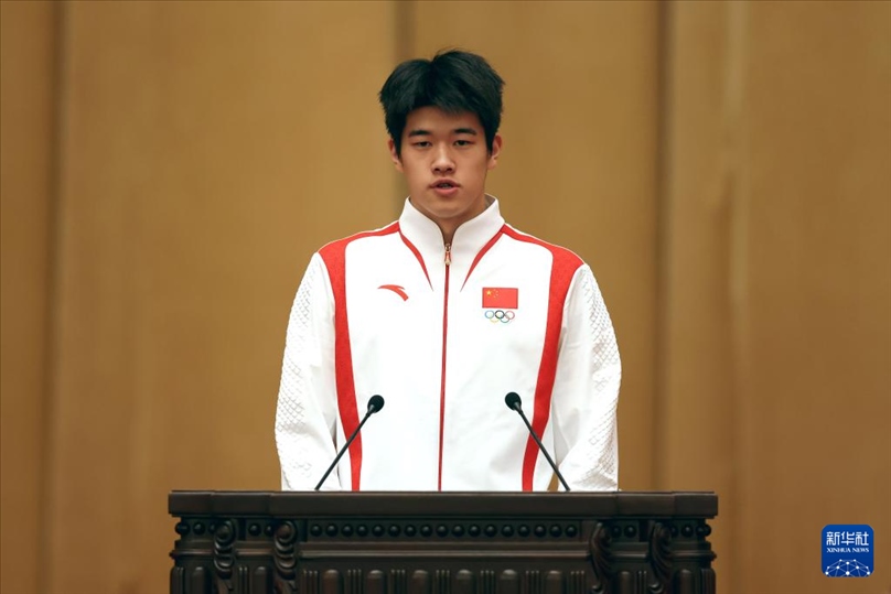 11月15日，游泳運動員潘展樂在報告會上發(fā)言。新華社記者 李明 攝