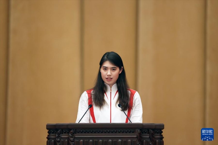 11月15日，游泳運動員張雨霏在報告會上發(fā)言。新華社記者 李明 攝