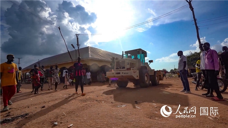 ▲清理市區(qū)道路廢棄物（張洪奧攝）