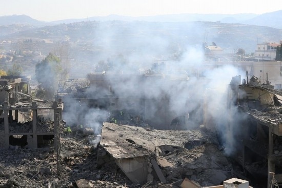 這是10月16日在黎巴嫩南部城鎮(zhèn)加納拍攝的遭摧毀的建筑。新華社發(fā)（阿里·哈希紹攝）