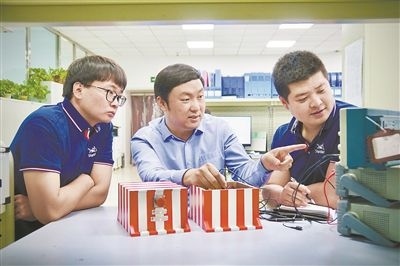 中北大學(xué)極端環(huán)境特種傳感與測(cè)試創(chuàng)新研究團(tuán)隊(duì)成員正在圍繞近期發(fā)射任務(wù)進(jìn)行產(chǎn)品研發(fā)。受訪單位供圖