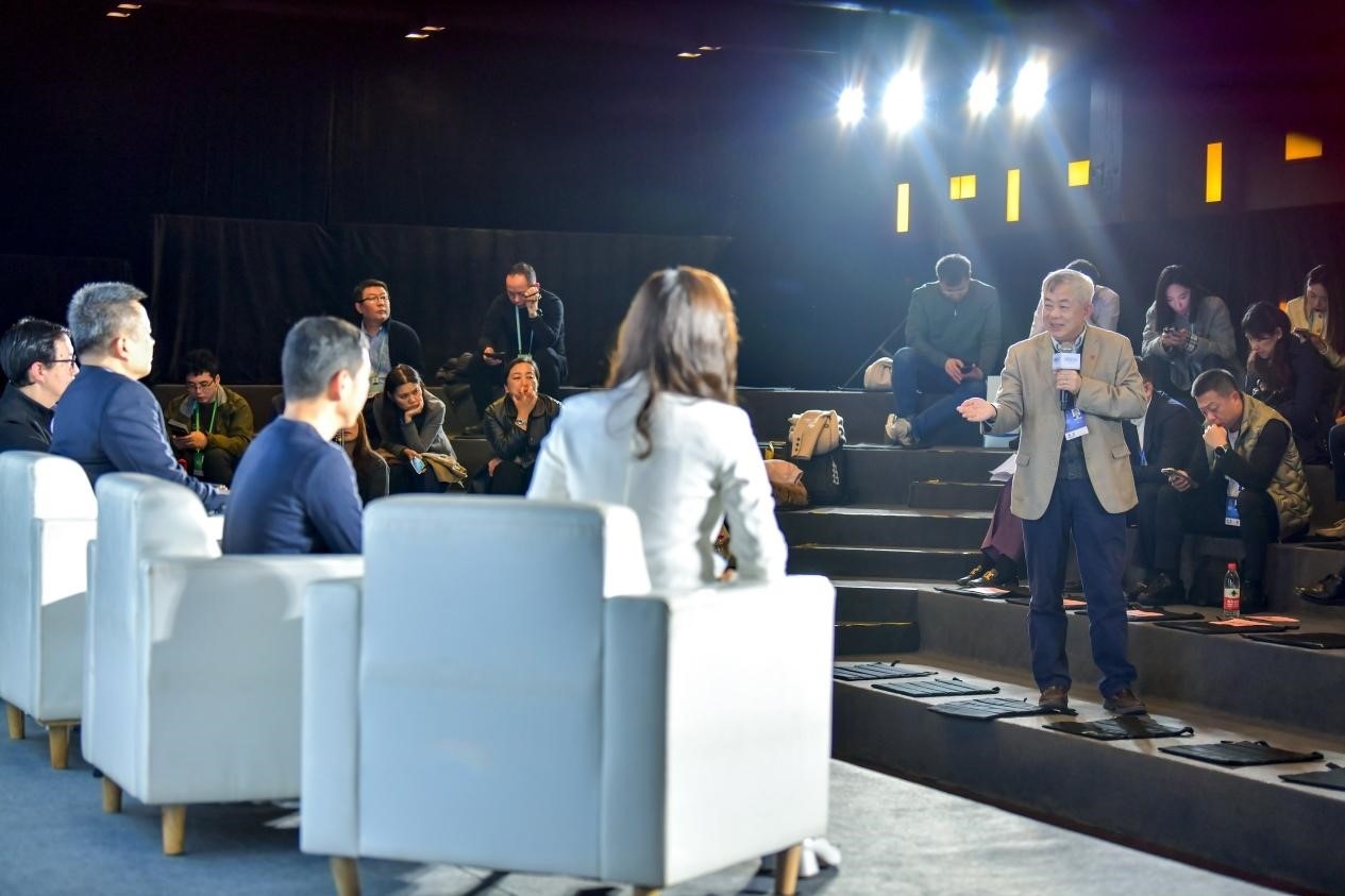 陳長汶教授與對話嘉賓現(xiàn)場互動(dòng)。人民網(wǎng)記者 任峰濤攝