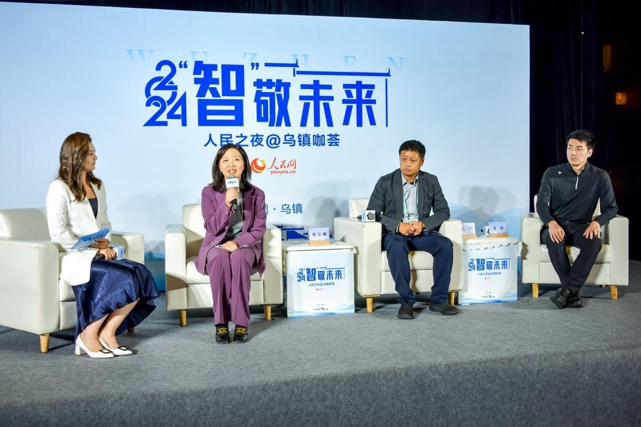 在對話環(huán)節(jié)，趣丸科技總編輯、副總裁任少峰，星云智慧機(jī)器人CEO李明，可之教育大模型創(chuàng)始人王冠討論“人工智能如何惠及大眾”。人民網(wǎng)記者 任峰濤攝