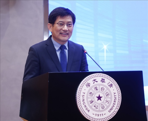 清華大學(xué)國家治理研究院執(zhí)行院長、清華大學(xué)計算社會科學(xué)與國家治理實驗室執(zhí)行主任孟慶國教授演講。供圖單位：清華大學(xué)國家治理研究院