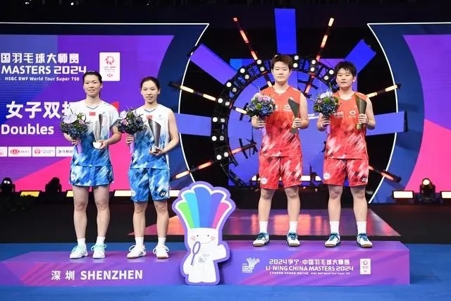 11月24日，劉圣書（右二）/譚寧（右一）與李怡婧/羅徐敏（左一）在頒獎(jiǎng)臺(tái)上合影。新華社記者 梁旭攝