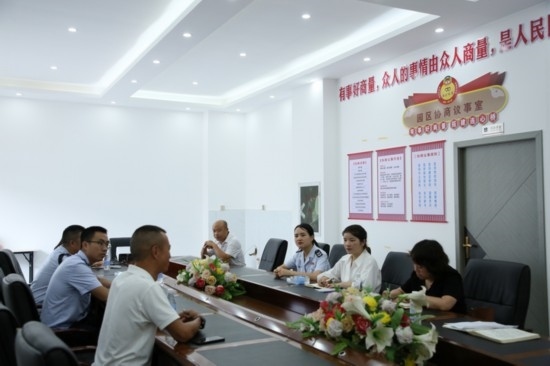 榕江縣稅務(wù)局在園區(qū)協(xié)商議事室協(xié)調(diào)解決企業(yè)訴求。黔東南州稅務(wù)局供圖