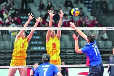 11月27日，山東隊(duì)球員李晨瑄（中）、李美君（左）在比賽中攔網(wǎng)。新華社發(fā)