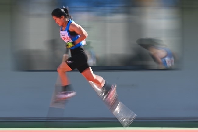 11月28日，海南隊(duì)選手吳明芬在高腳競(jìng)速比賽中。新華社記者 杜子璇攝