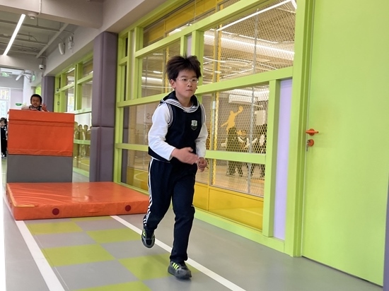 學(xué)生在南樓二層的體能教師訓(xùn)練。人民網(wǎng)記者孫競 攝