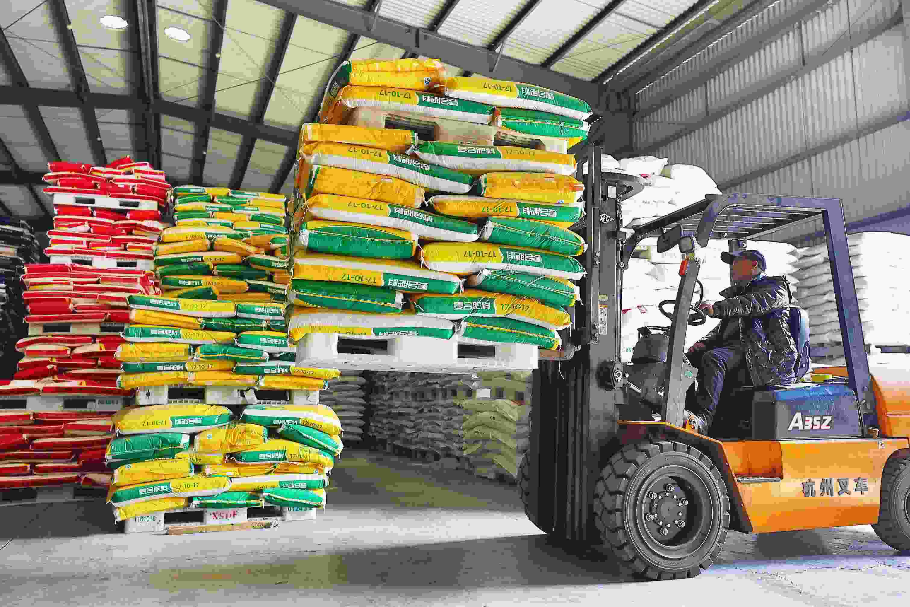 2023年2月15日，在浙江義烏供銷聯(lián)社的農(nóng)資貯存?zhèn)}庫(kù)，工作人員正在調(diào)運(yùn)復(fù)合肥料等農(nóng)資。