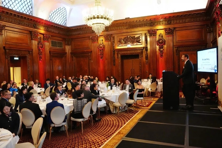 中英各界代表歡聚一堂展望2025新航程。吳若鳴攝