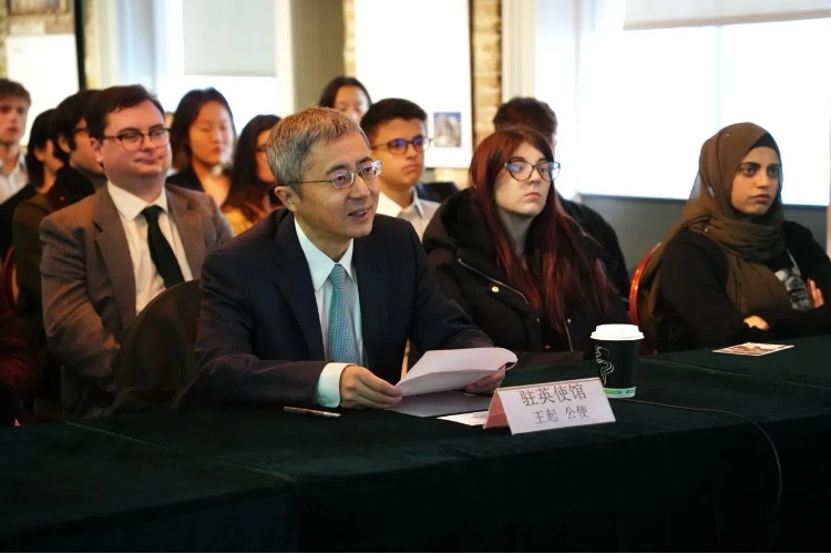 中國駐英國大使館公使王起發(fā)表講話。吳若鳴攝