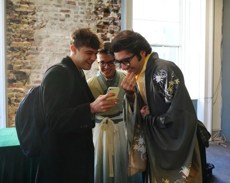 英國學(xué)生感受漢服魅力。吳若鳴攝