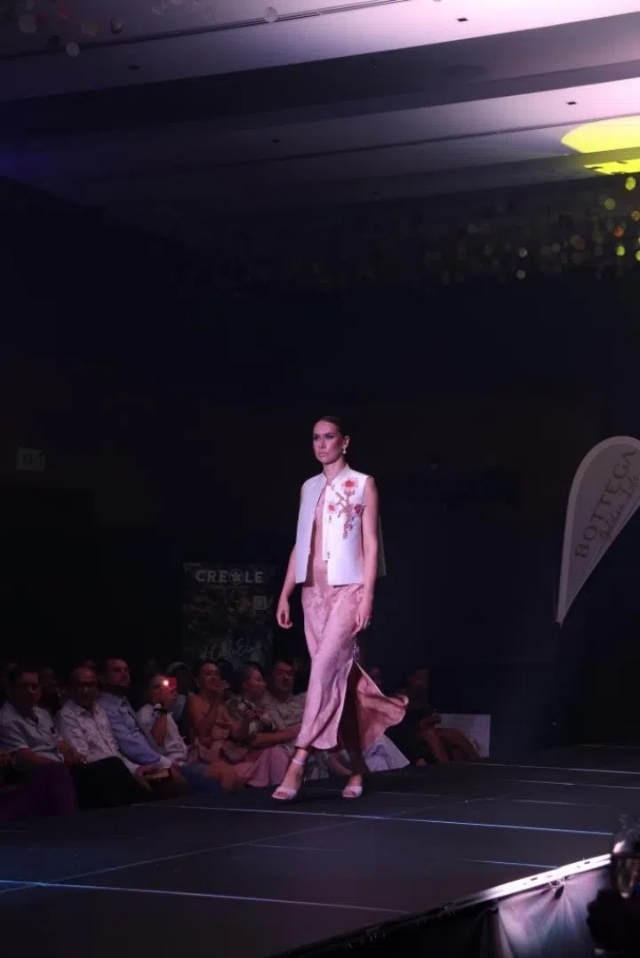 模特展示新中式禮服。顏李芳攝