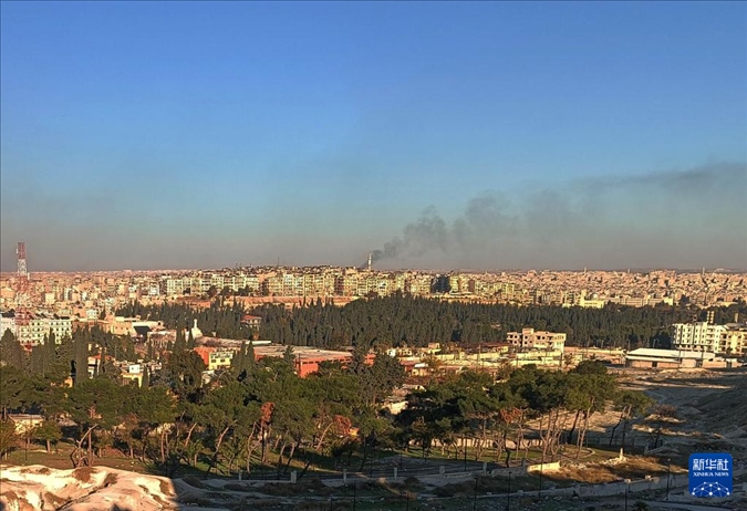 12月1日，敘利亞北部城市阿勒頗升起滾滾濃煙（手機照片）。新華社發(fā)