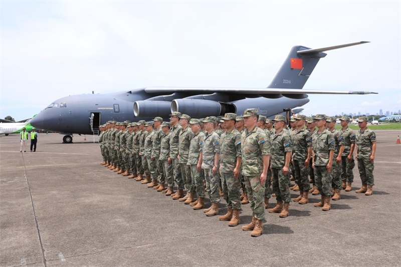 中方參演部隊(duì)搭乘運(yùn)—20運(yùn)輸機(jī)飛抵印尼國(guó)民軍空軍哈利姆機(jī)場(chǎng)。 龔勝祥攝