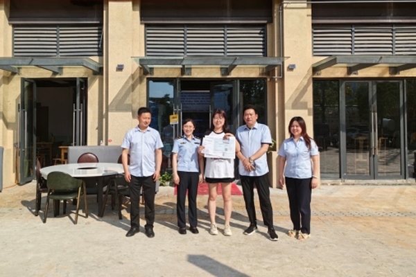 當(dāng)?shù)毓ぷ魅藛T上門為經(jīng)營(yíng)者送來(lái)了證件。蒼溪縣行政審批和數(shù)據(jù)局供圖