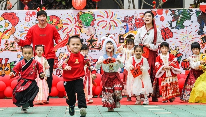 孩子們在幼兒園體驗(yàn)廟會活動