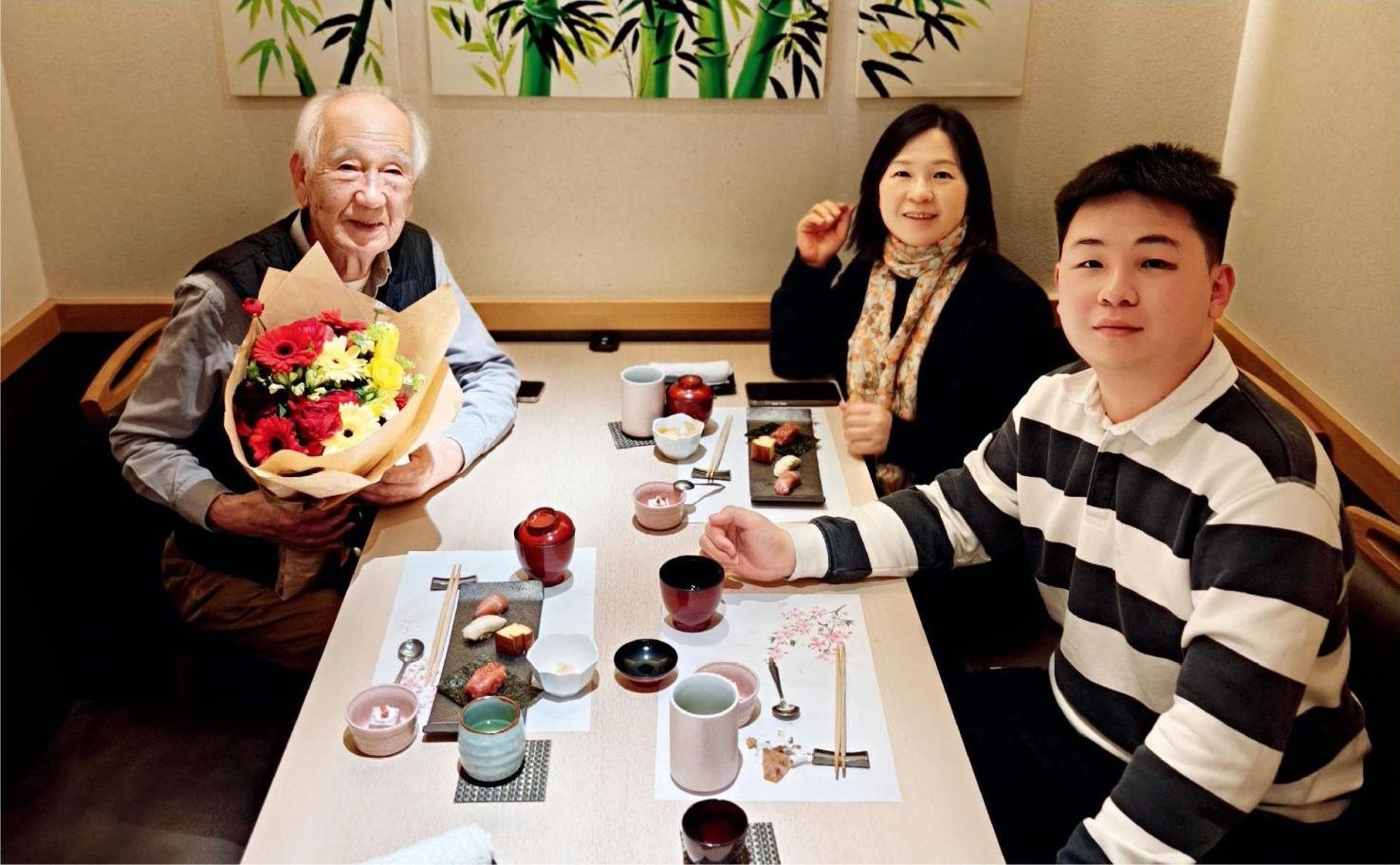 佐佐木俊一與彭林（中）、彭俊霖（右）在一起。