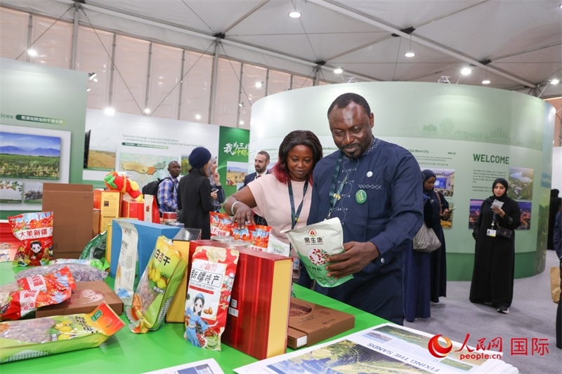 嘉賓了解中國館展示產(chǎn)品。人民網(wǎng)記者任皓宇攝