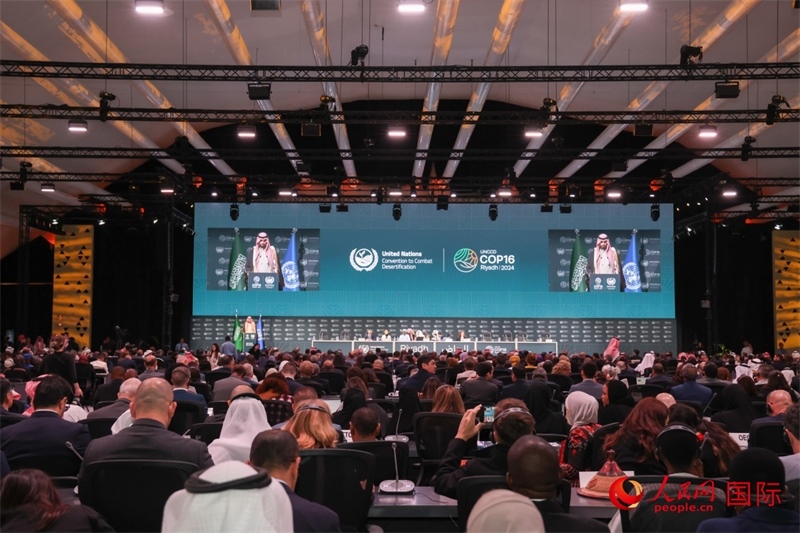 《聯(lián)合國防治荒漠化公約》第十六次締約方大會2日開幕。圖為開幕式現(xiàn)場。人民網(wǎng)記者任皓宇攝