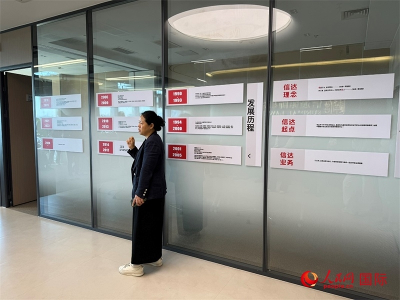 魏天慧律師在介紹廣東信達律師事務所。人民網(wǎng) 宋歌攝