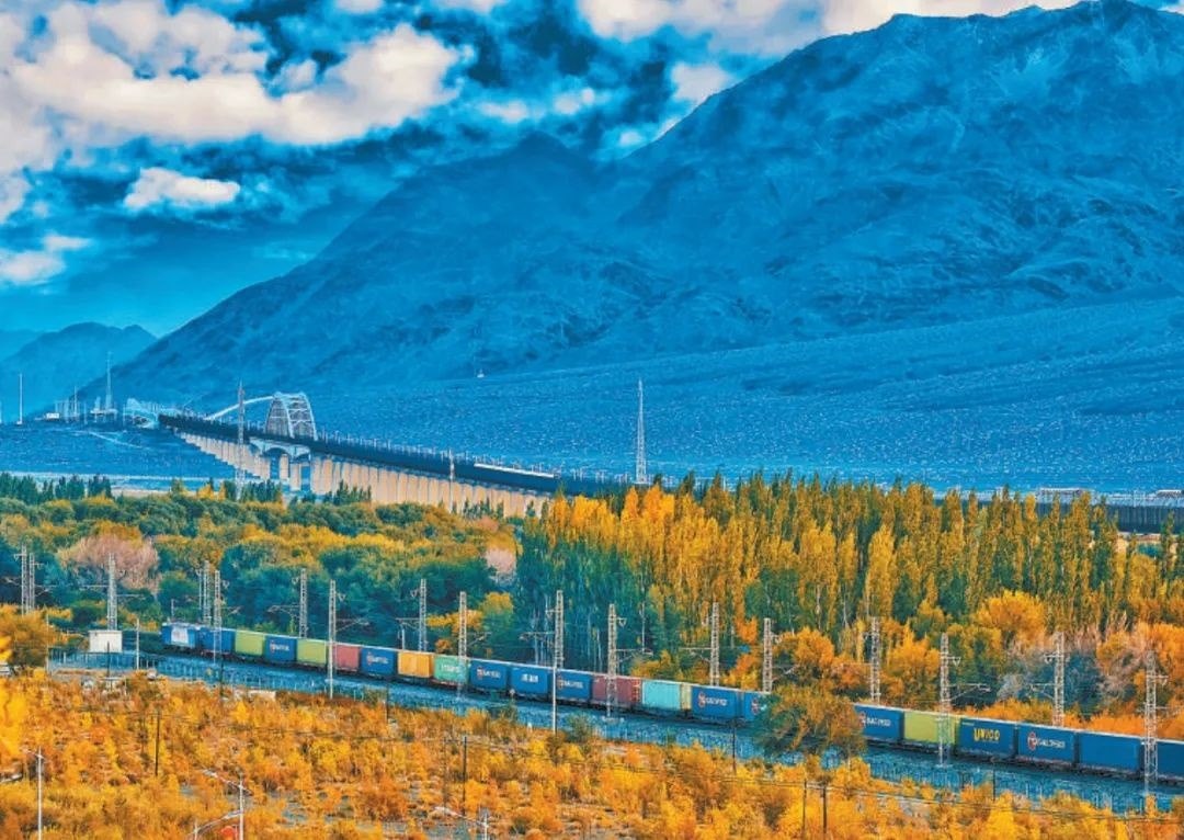 2013年，隨著共建“一帶一路”倡議提出，中歐班列應運而生。今年11月20日，第十萬列中歐班列正式出境。截至目前，中歐班列累計運送貨物超1100萬標箱、貨值超4200億美元，貨物品類達53大類5萬余種。圖為中歐班列行駛在新疆烏魯木齊達坂城濕地。擺風亮 攝（新華社發(fā)）